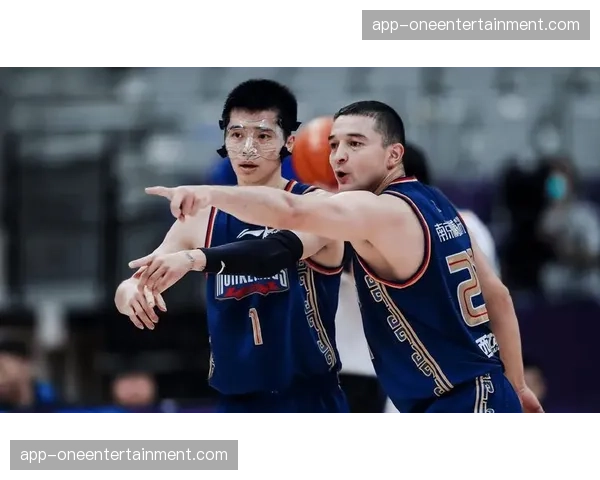 特写:老将西热力江在场边激情指挥,助同曦完成关键防守 特写:老将西热力江在场边激情指挥,助同曦完成关键防守