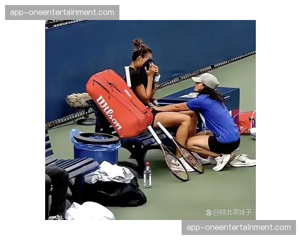 特写:奥运资格赛后台,落选运动员掩面而泣与教练的无声安慰 特写:奥运资格赛后台,落选运动员掩面而泣与教练的无声安慰