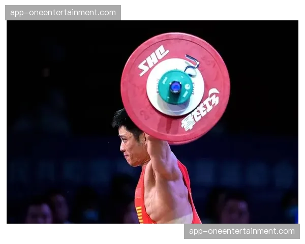 举重亚锦赛：李发彬获男子61公斤级抓举、总成绩两金，挺举意外失手